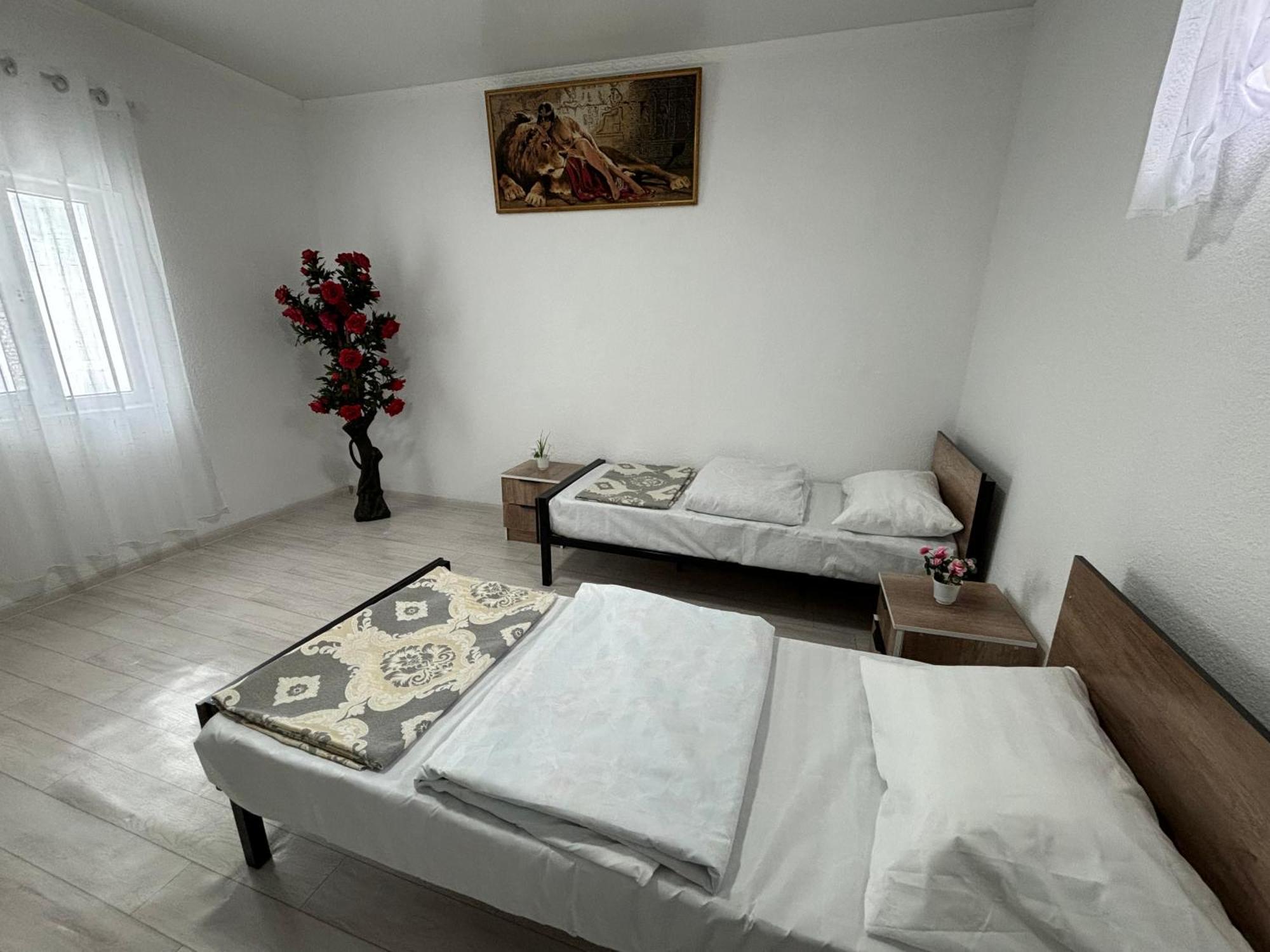 Hostel,Halal Хостел,Халал Tokmok Екстериор снимка
