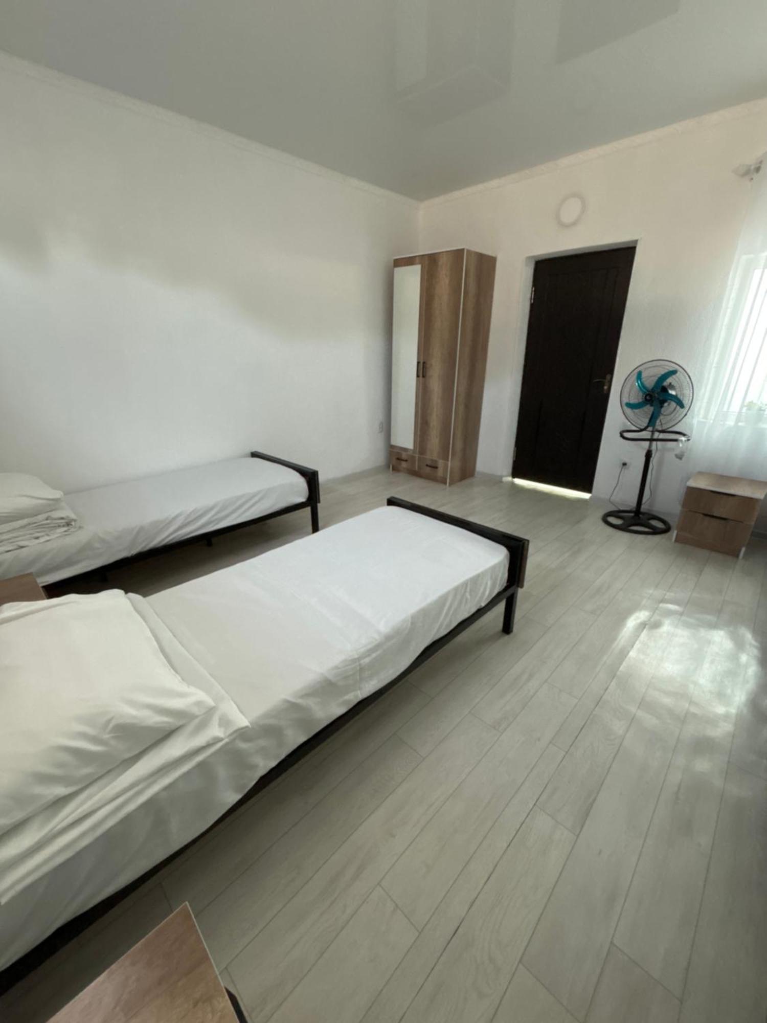 Hostel,Halal Хостел,Халал Tokmok Екстериор снимка